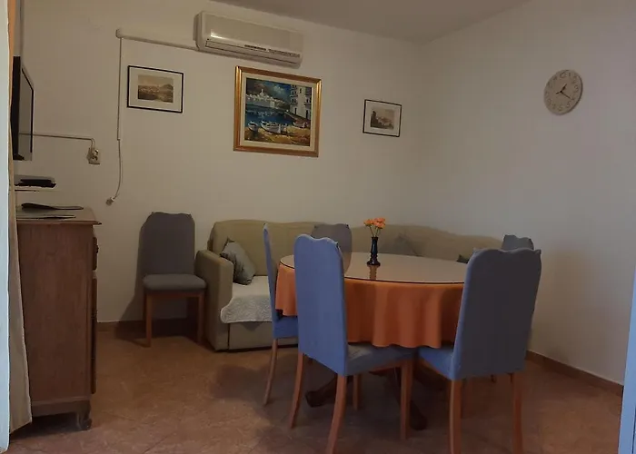 Jakov Apartman *